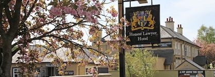 Honest Lawyer Hotel