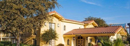 Super 8 By Wyndham Austin South   I-35