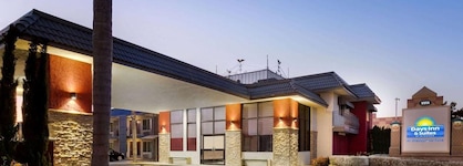 Days Inn & Suites by Wyndham Anaheim At Disneyland Park