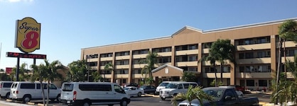 Super 8 By Wyndham Fort Myers