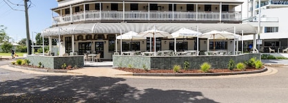 Oaks Metropole Hotel