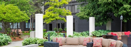 Courtyard By Marriott Boston Logan Airport