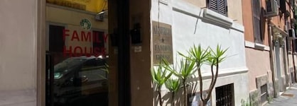 Hotel Family House