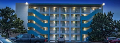 Best Western Plus Holiday Sands Inn & Suites