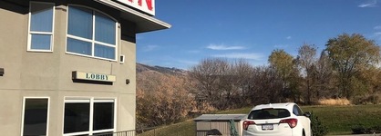 Riverland Inn & Suites
