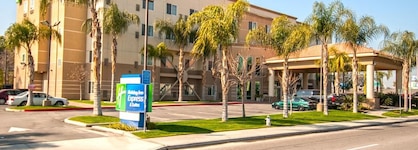 Holiday Inn Express And Suites Bakersfield Central By Ihg