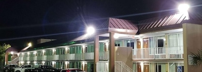 Days Inn & Suites By Wyndham Charleston Airport West