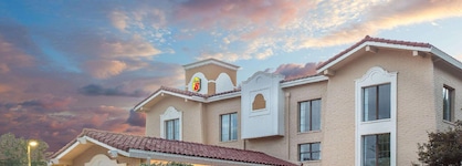 Super 8 By Wyndham Austell Six Flags