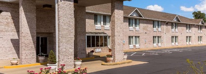 Econo Lodge Inn & Suites