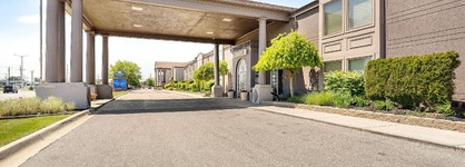 Days Inn & Suites By Wyndham Roseville Detroit Area