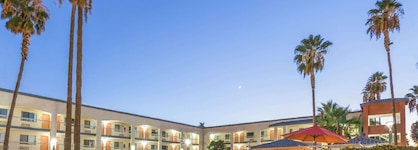 Super 8 By Wyndham Bakersfield Central
