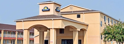 Days Inn By Wyndham Dallas Garland West