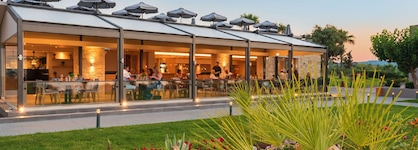 Solimar Aquamarine Resort