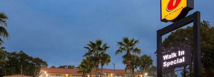 Super 8 By Wyndham Crestview