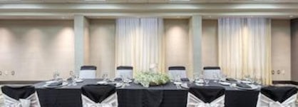 Holiday Inn Hotel & Suites Atlanta Airport North