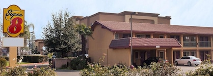 Super 8 By Wyndham Visalia