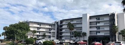 La Quinta Inn & Suites By Wyndham Cocoa Beach Oceanfront