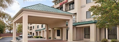 Courtyard By Marriott Topeka