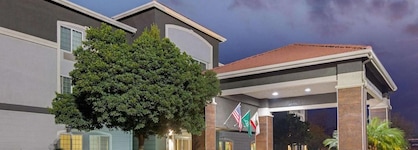 La Quinta Inn & Suites By Wyndham Visalia Sequoia Gateway