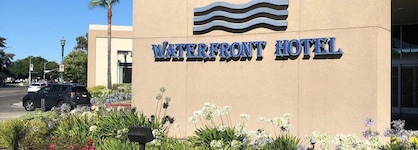 University Plaza Waterfront Hotel
