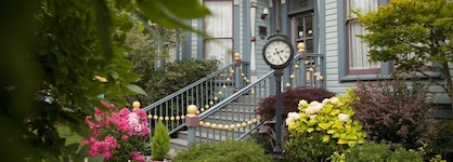 C'est La Vie Inn