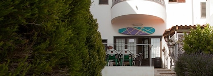 Ericeira Chill Hill Hostel & Private Rooms - Peach Garden