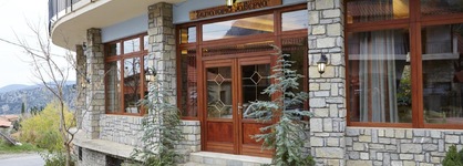 To Balcony Tis Agorianis