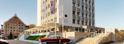 Marina Club Hotel