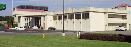 Trade Winds Central Inn