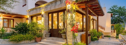 Cactus Village Hotel & Bungalows