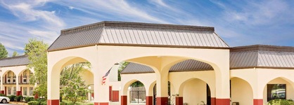 Days Inn & Suites By Wyndham Starkville