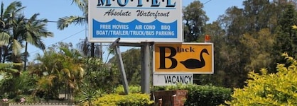 Black Swan Waterfront Motel