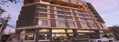 Hive Hotel And Convention Place