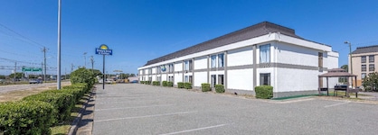 Days Inn & Suites By Wyndham Fort Bragg Cross Creek Mall