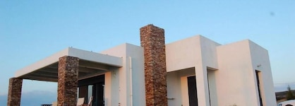 Cristelia Luxury Sea Front & Pool Villa