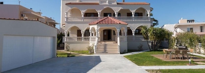 Evelyn Villa