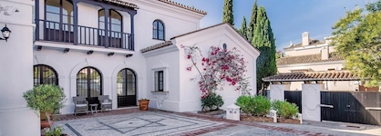 Super Villa Near Beach With Heated Pool