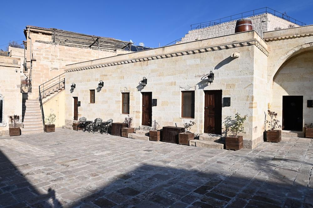 Seraphim Cave Suites & Spa