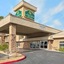 La Quinta Inn & Suites By Wyndham Lv Tropicana Stadium