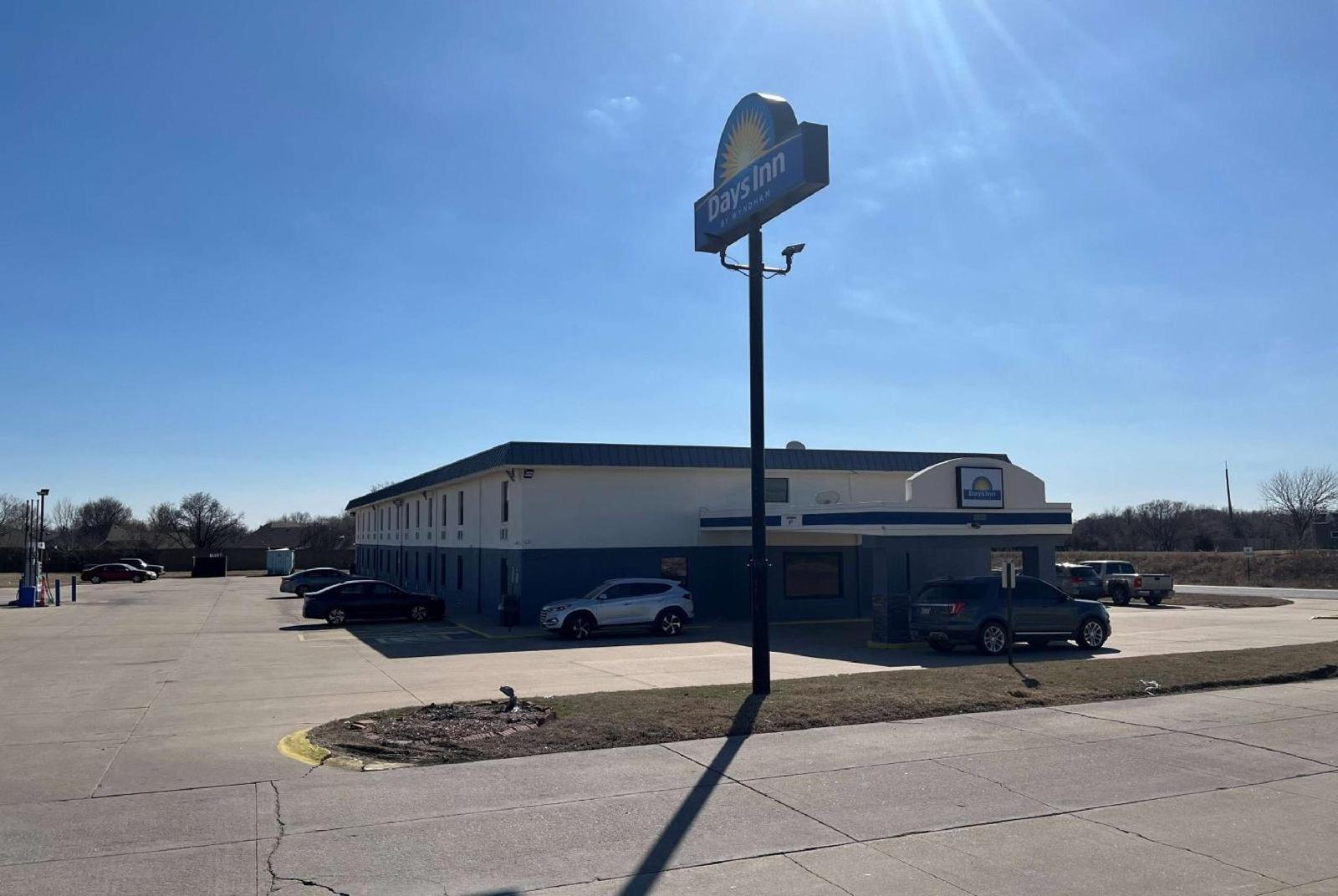 Days Inn By Wyndham Park City Kansas