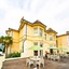 Oyo Crofton House Hotel